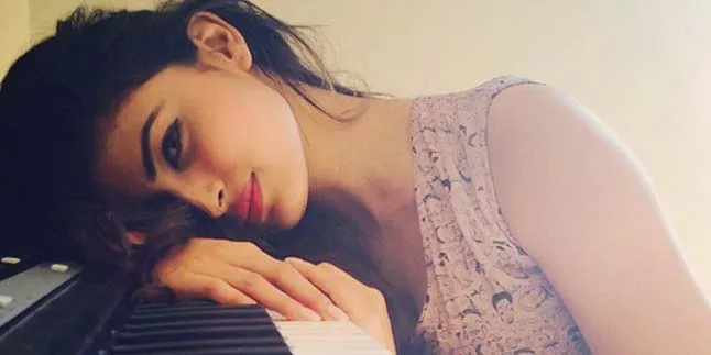 [Foto] Wajah Tidur Tanpa Make Up ala Mouni Roy, Bikin Mata Segar