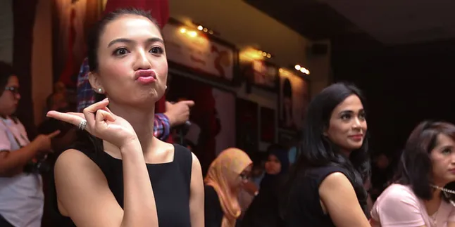 [FOTO] Walau 'Kalap' di Makassar, Raline Shah Tetap Cantik
