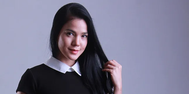 [Foto] Walk In Closet Alice Norin, Berantakan Bak Kapal Pecah