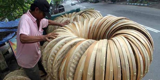 FOTO: Wow, Bule Ini Jual Tampah Bambu Seharga 500 Ribuan!