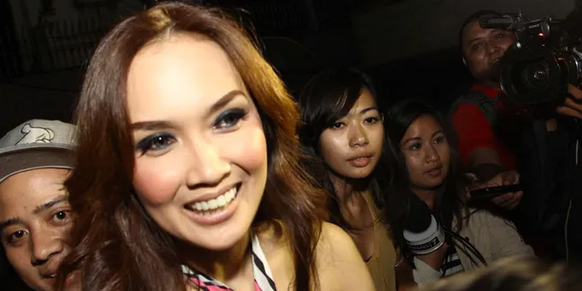 [FOTO] Wow, Sara Wijayanto Bisa Melayang di Udara