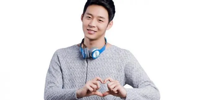 [Foto] Yoochun JYJ Begitu Bahagia Peluk Erat Wanita Ini