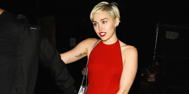 [FOTO] Yuk Intip Kencan Seru Miley Cyrus & Patrick ke Disneyland