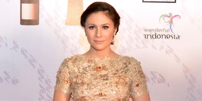 [FOTO] Yuk Intip Wulan Guritno di Balik Selimut!