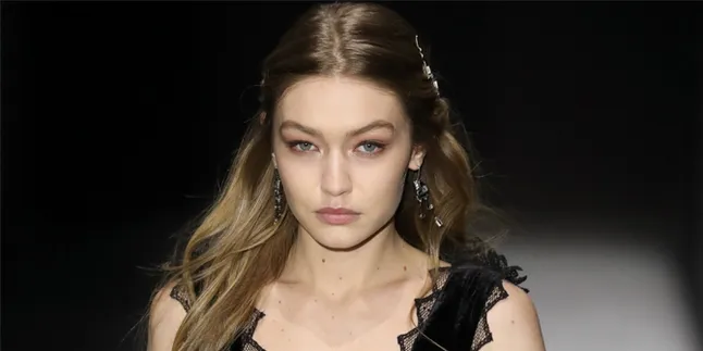 [FOTO] Zayn Malik Galau Sendiri, Gigi Hadid Malah Asyik ...