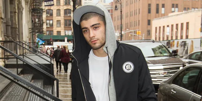 [FOTO] Zayn Malik Ketahuan Salah Pakai Sepatu, Gagal Keren?