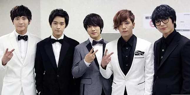 FT Island Sumbang Buku dan Komputer Untuk Sekolah di Afrika