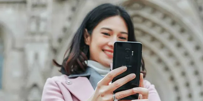 Fun Moments Dian Sastro dengan Samsung Galaxy S9 di Genggaman