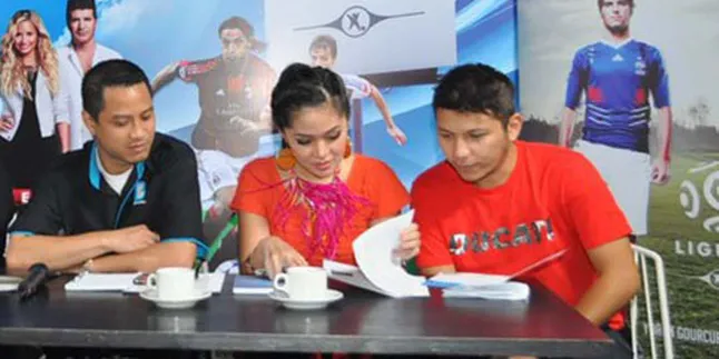 Gading Marten dan Gracia Indri Ngobrol Intim di 'Bis Malam' Gading Marten dan Gracia Indri Ngobrol Intim di 'Bis Malam'