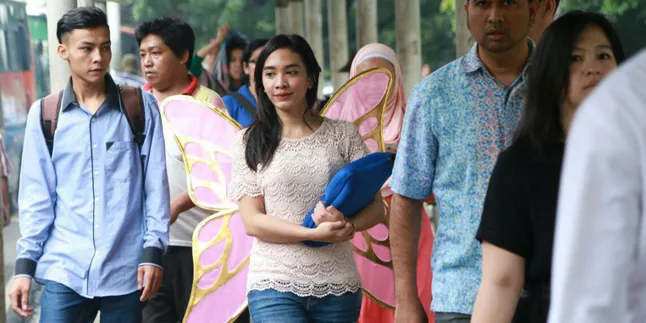 Gadis Bersayap Muncul di Halte Sudirman, Jakarta Heboh Lagi!