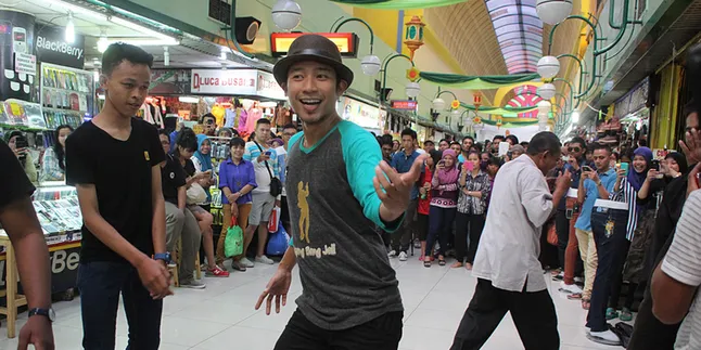 Gaet Pay, Deni Cagur Bikin Lagu Dalam Sekali Pertemuan