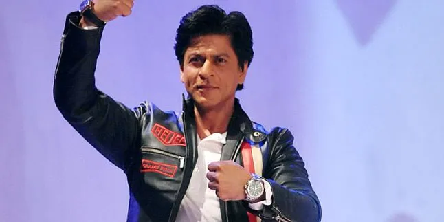 Gagah, Shahrukh Khan Naik Motor Sambil Membonceng Seseorang