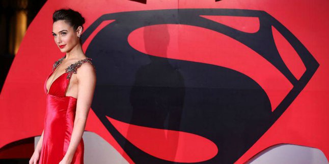 Gal Gadot Pamer Model Rambut Penuh Pesona di BATMAN V SUPERMAN!