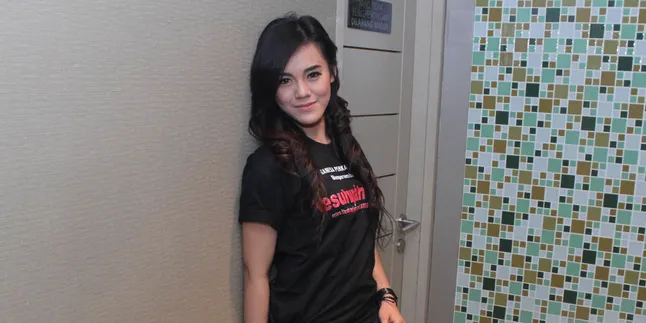 Gandeng 6 Cowok, Ola Rosa Tak Risih