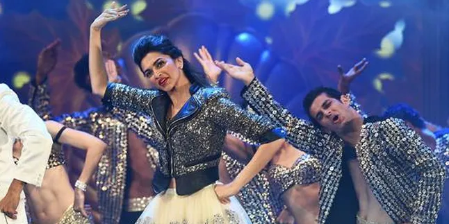 Gandeng Ibunda, Deepika Padukone Mendadak Kalah Cantik! Gandeng Ibunda, Deepika Padukone Mendadak Kalah Cantik!