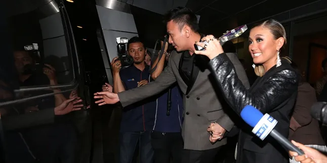 Gandeng Mesra Kekasih, Agnes Monica Bantah Sudah Tunangan