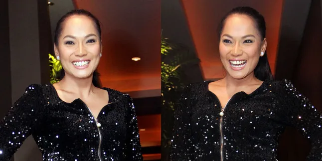 Gandeng Pacar Baru, Jenny Cortez Akui Sudah Bertunangan Gandeng Pacar Baru, Jenny Cortez Akui Sudah Bertunangan