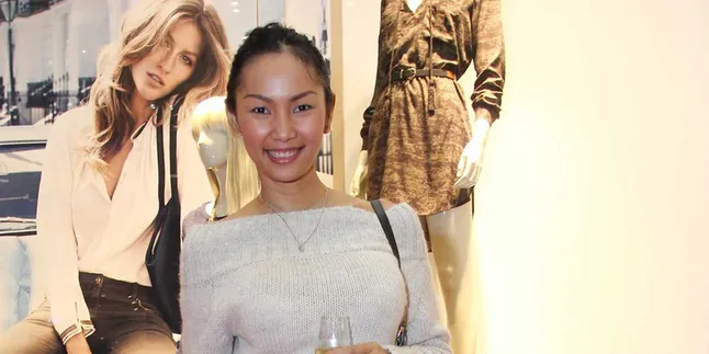 Gandeng Pacar Baru, Mantan Istri Deddy Corbuzier Malu-Malu