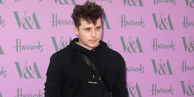 Gandengan Mesra di Depan Publik, Ini Pacar Baru Brooklyn Beckham Gandengan Mesra di Depan Publik, Ini Pacar Baru Brooklyn Beckham