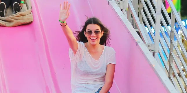 Gandengan Mesra, Kendall Jenner Tak Lagi Jomblo? Gandengan Mesra, Kendall Jenner Tak Lagi Jomblo?