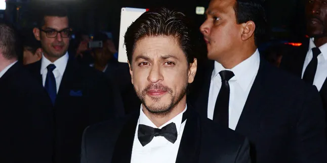 Ganteng Berkemeja Putih, SRK Angkat Sendiri Kopernya di Bandara Ganteng Berkemeja Putih, SRK Angkat Sendiri Kopernya di Bandara