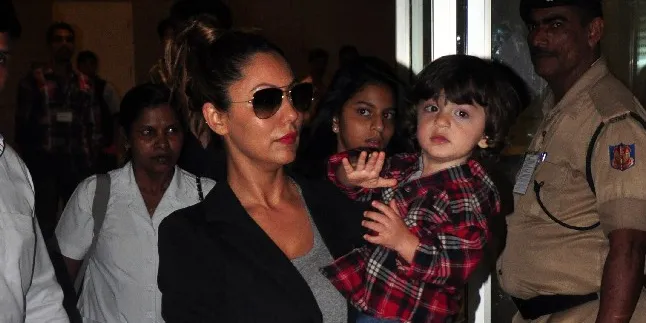 Ganteng Berkemeja Rapi, AbRam Khan Temani Gauri Khan Bekerja