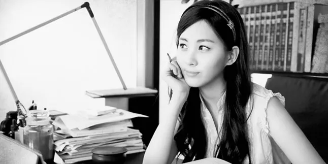 Ganteng dan Cantik, Idol K-Pop Ini Cocok Jadi Kutu Buku!