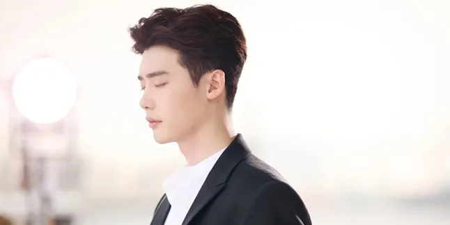 Ganteng dan Fashionable, OOTD Lee Jong Suk di 'W' Dapat Pujian