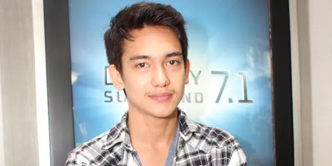 Ganteng Mana, Adipati Dolken Gondrong Atau Cepak?