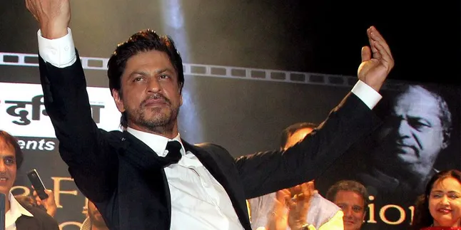 Gara-Gara Abhishek Bachchan, SRK Rela Pakai Sepatu Pink Unyu Gara-Gara Abhishek Bachchan, SRK Rela Pakai Sepatu Pink Unyu