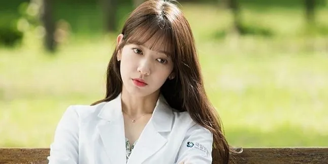 Gara-Gara Dipakai Park Shin Hye di 'Doctors', Tas Ini Laris Manis