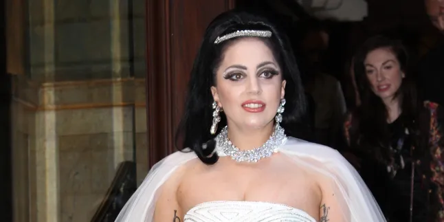 Gara-Gara High Heels, Lady Gaga Nyaris Terjungkal di Jalanan Gara-Gara High Heels, Lady Gaga Nyaris Terjungkal di Jalanan