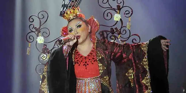 Gara-Gara Ini Melly Goeslaw Rela Tinggalkan Keluarga