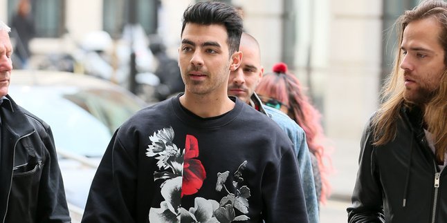 Gara-Gara Mabuk, Joe Jonas Ditinggal Bus Tour