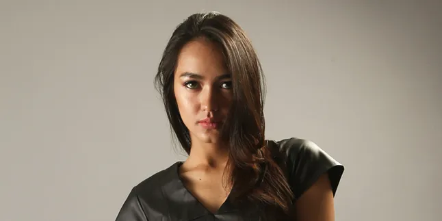 Gara-Gara Macet, Melayu Nicole Sempat Naik Ojek Pakai Dress Gara-Gara Macet, Melayu Nicole Sempat Naik Ojek Pakai Dress