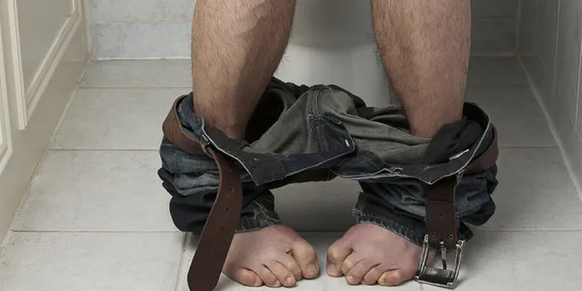 Gara-Gara Menahan BAB Hingga 4 Minggu, Kaki Pria Ini Lumpuh!
