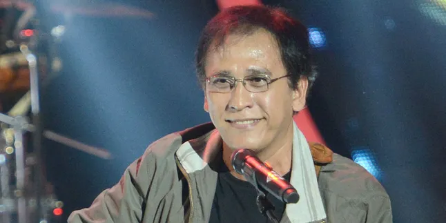Gara-Gara Nonton Bola, Iwan Fals Telat Nyoblos Gara-Gara Nonton Bola, Iwan Fals Telat Nyoblos