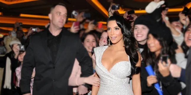 Gara-Gara Outfit Seksi Ini, Kim Kardashian Jadi Pusat Perhatian