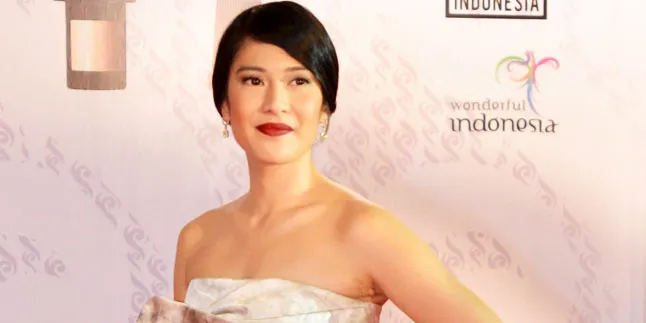 Gara-Gara Salah HP Saat Selfie, Dian Sastro Dibully