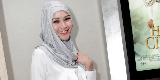 Garap HIJAB, Zaskia Adya Mecca Terkena Tipes Garap HIJAB, Zaskia Adya Mecca Terkena Tipes