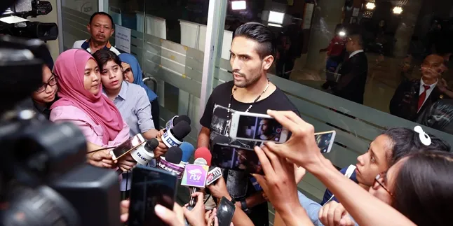 Gaston Castano Tak Pernah Lepas Dari Kenangan Lipstik Jupe Gaston Castano Tak Pernah Lepas Dari Kenangan Lipstik Jupe