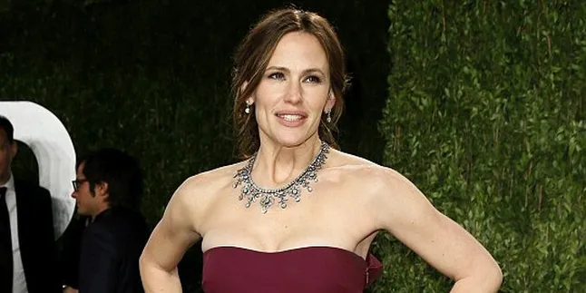 Gaun Kepanjangan, Jennifer Garner Nyaris Jatuh di Red Carpet