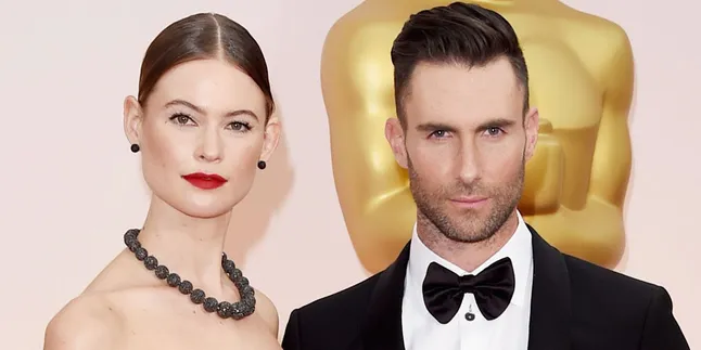 Gaun Melorot, Dada Behati Prinsloo 'Mengintip' Keluar Gaun Melorot, Dada Behati Prinsloo 'Mengintip' Keluar