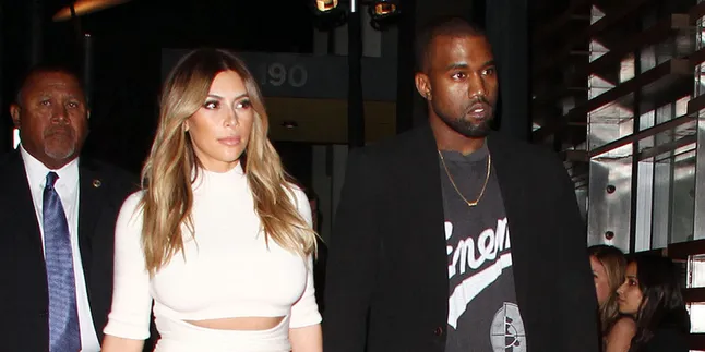 Gaun Pengantin Kim Kardashian Secara Utuh, Mau Lihat? Gaun Pengantin Kim Kardashian Secara Utuh, Mau Lihat?
