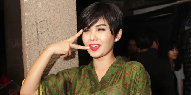 Gaun Super Kece Yuni Shara Ini Bisa Menipu Mata