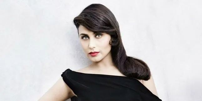 Gaya Airport Fashion Ala Rani Mukherjee, Merah Merona!