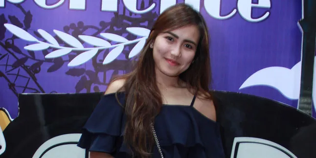 Gaya Ayu Ting Ting Sebelum & Sesudah Pakai Make Up, Cantik?