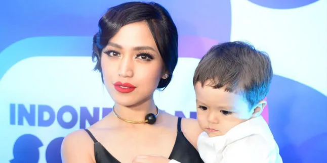 Gaya Baby El Saat Bongkar Tas Jedar, Apa Saja Sih Isinya?