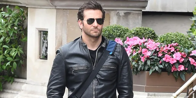 Gaya Bradley Cooper Saat Naik Subway, Bikin Mata Terkecoh Gaya Bradley Cooper Saat Naik Subway, Bikin Mata Terkecoh