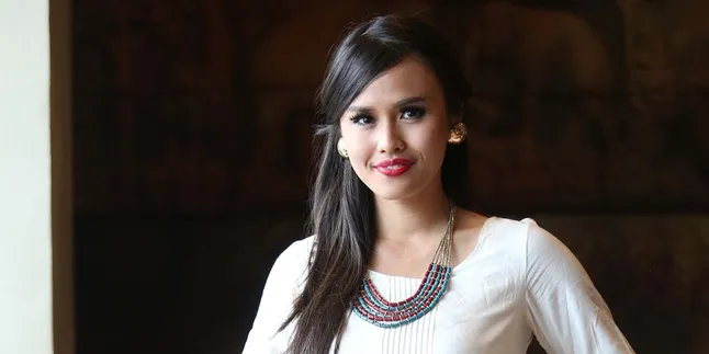 Gaya Eksentrik Nita Sofiani Dengan Kacamata Unik, Berani Tiru?